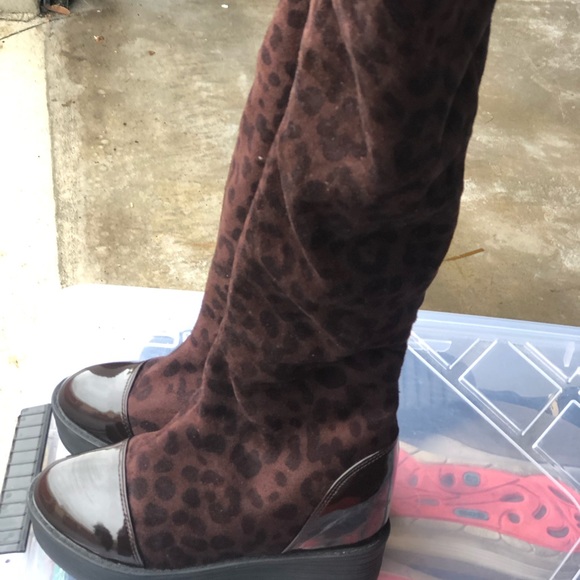 Born Women’s Brown Cheetah Fabric Knee High Lightweight Casual Boots Size 35 - Picture 1 of 13